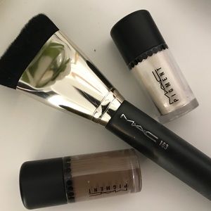 MAC Cosmetic bundle with brush and 2 pigments